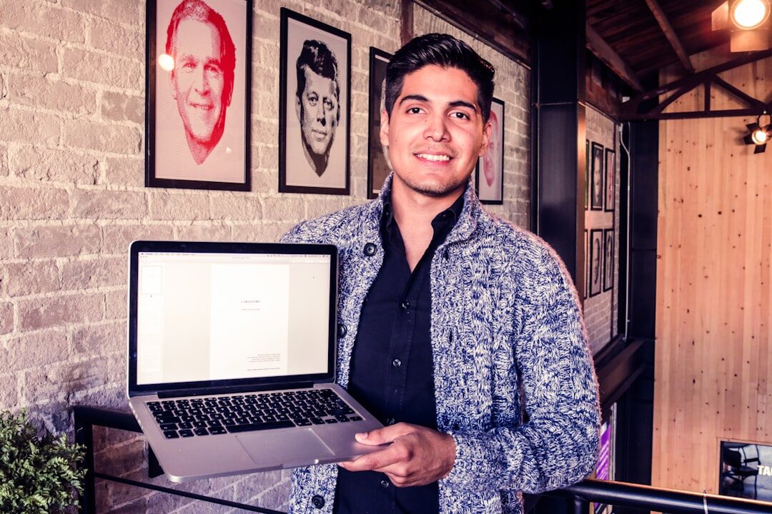 Jovem empreendedor projetando site