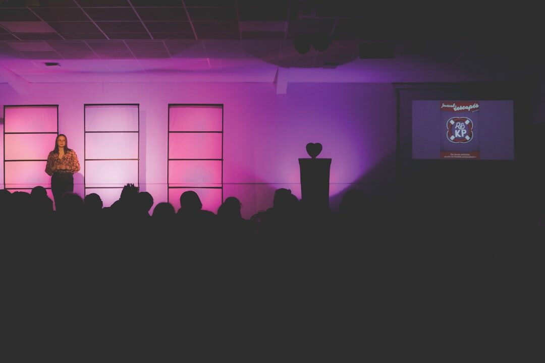 Pessoa compartilhando uma história no palco