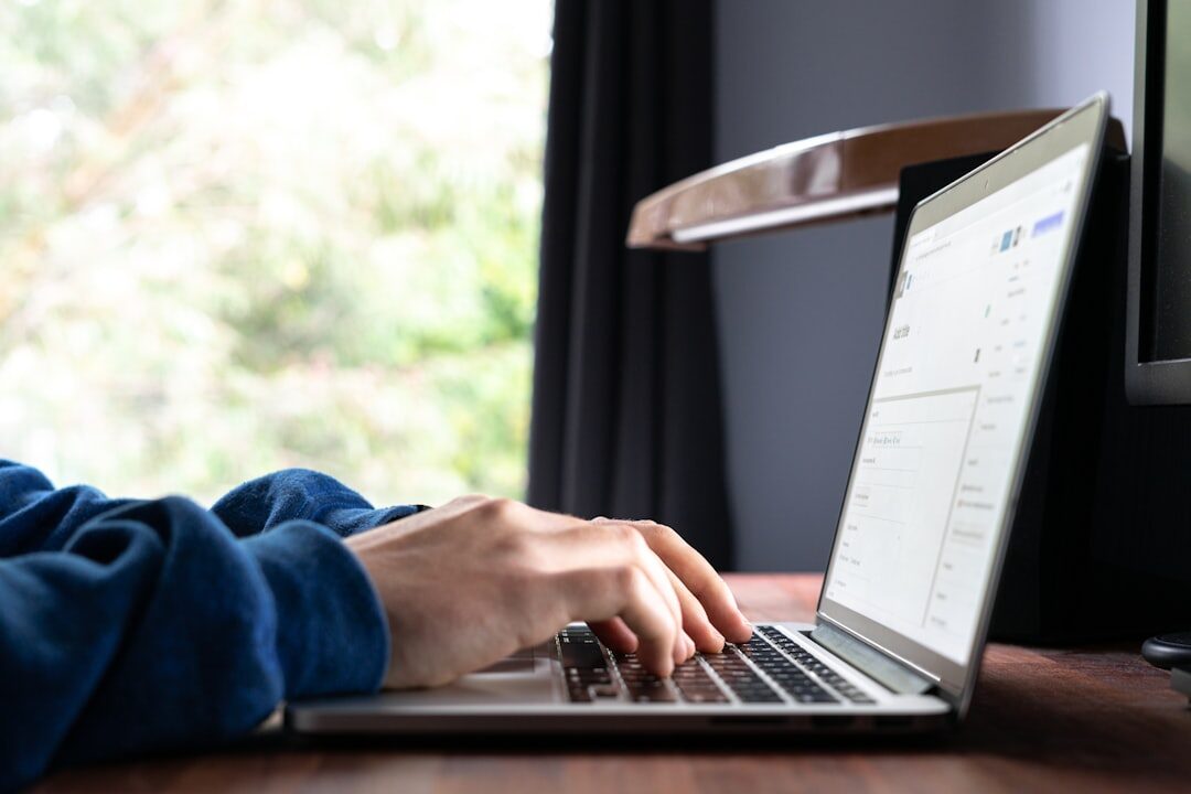 Pessoa criando conteúdo online