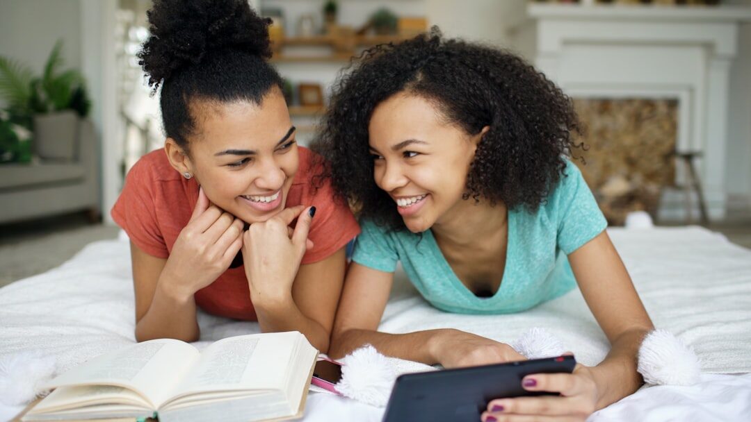 Pessoas se engajando com conteúdo de storytelling