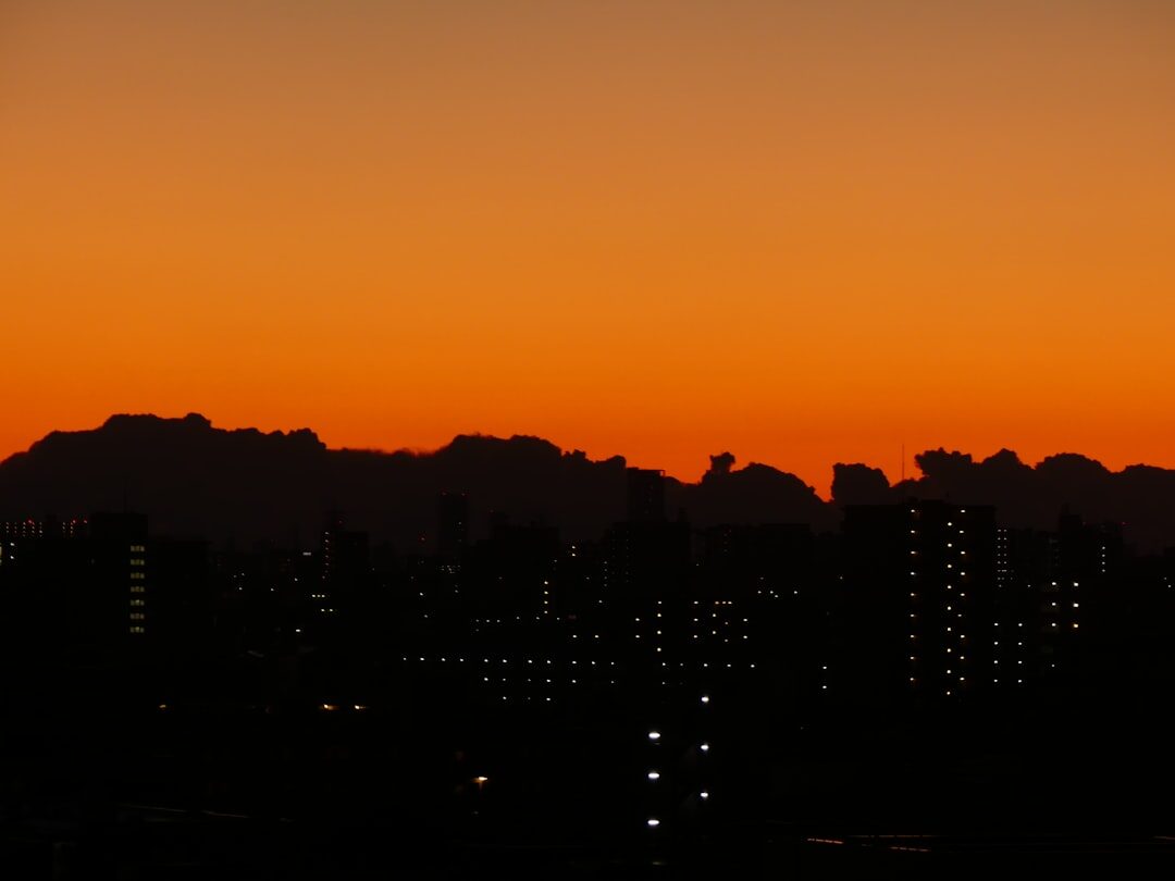 Pôr do sol vibrante sobre o horizonte da cidade