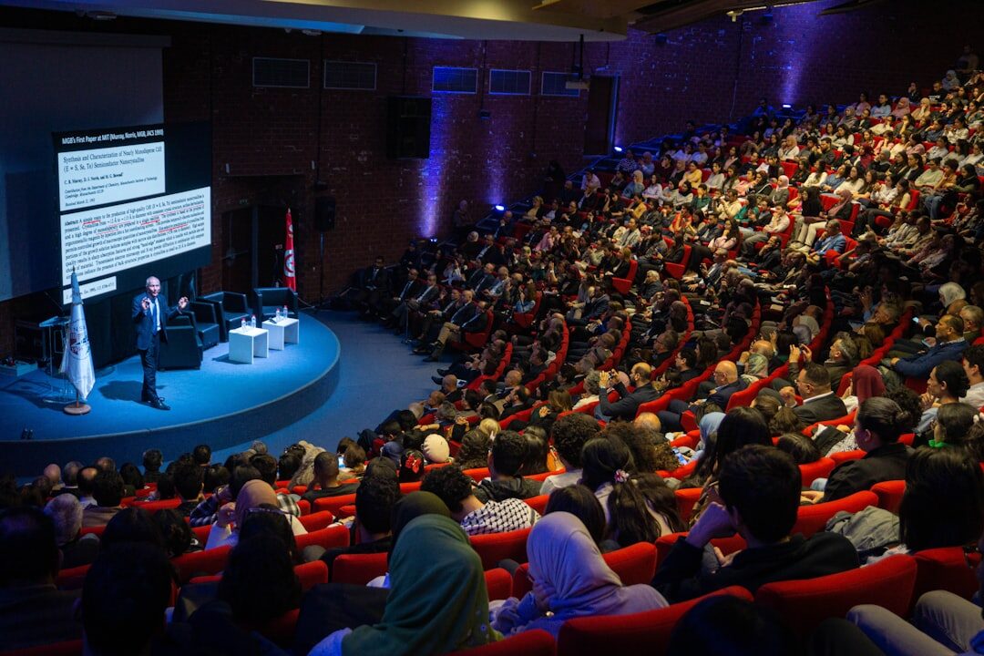 Público engajado em apresentação de storytelling