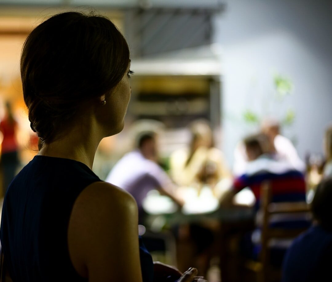 Público engajado ouvindo storytelling