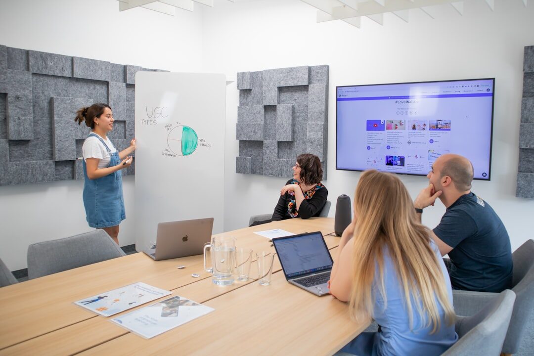 Reunião sobre estratégia de marketing digital
