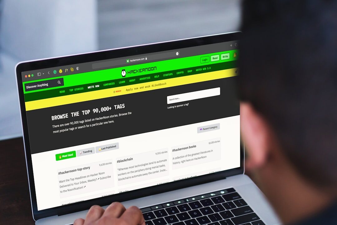 Usuário navegando em site responsivo