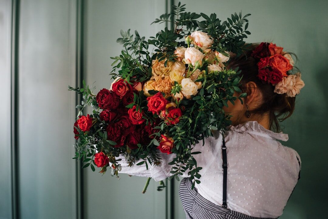 Arranjo de flores sendo preparado