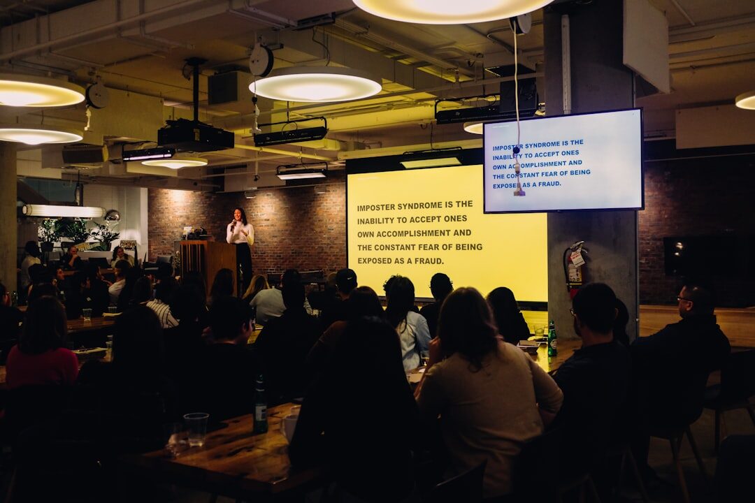 Audiência engajada em apresentação de storytelling