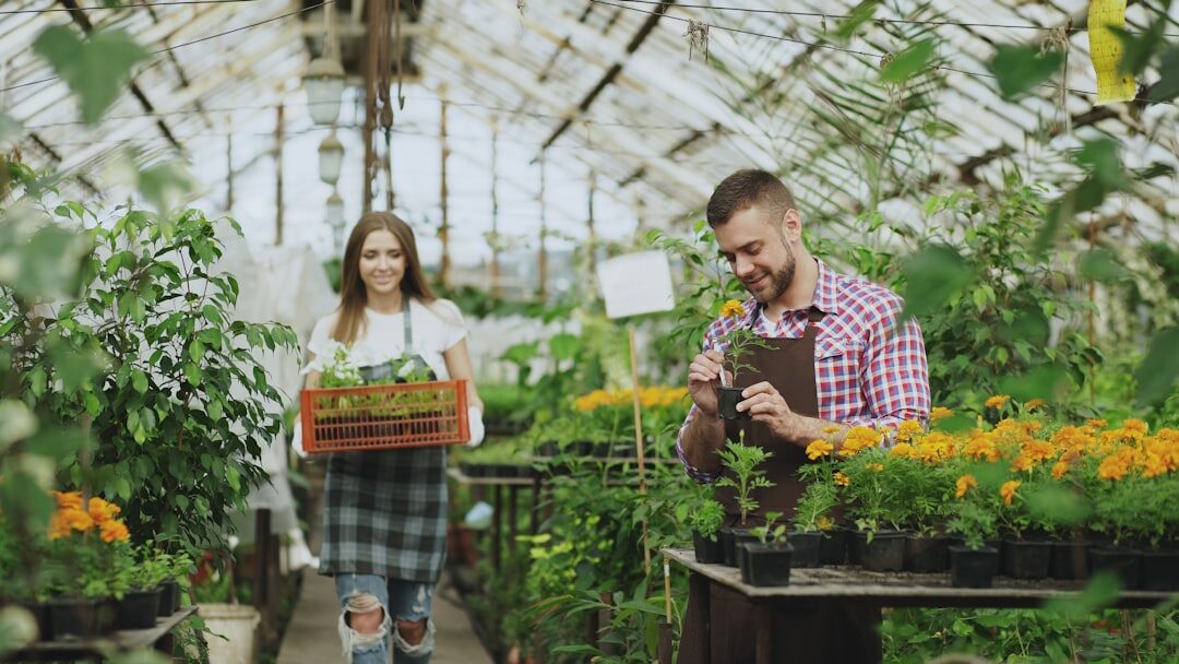 Casal jovem comprando flores