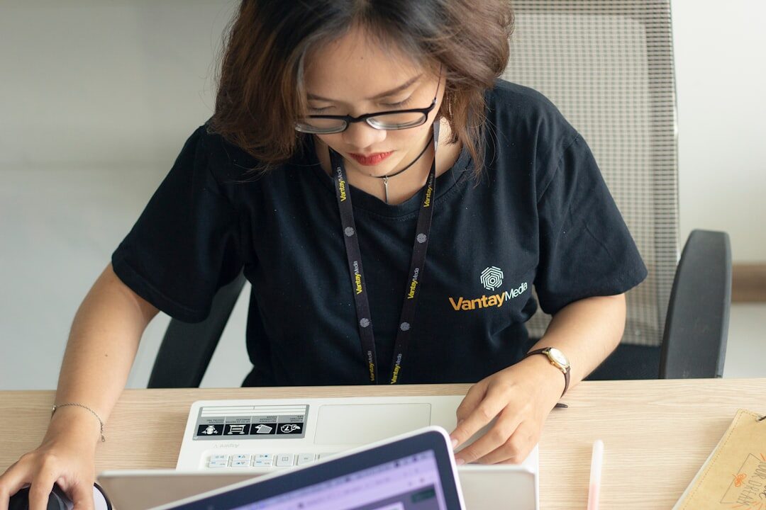 Cliente analisando avaliações de produtos