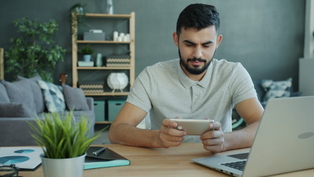 Cliente analisando produtos online