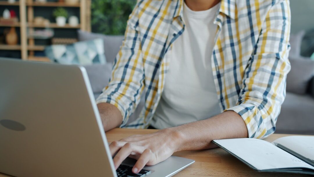 Cliente analisando produtos online