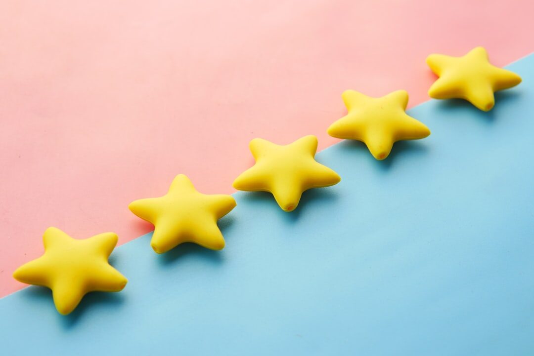 Cliente feliz deixando uma avaliação positiva