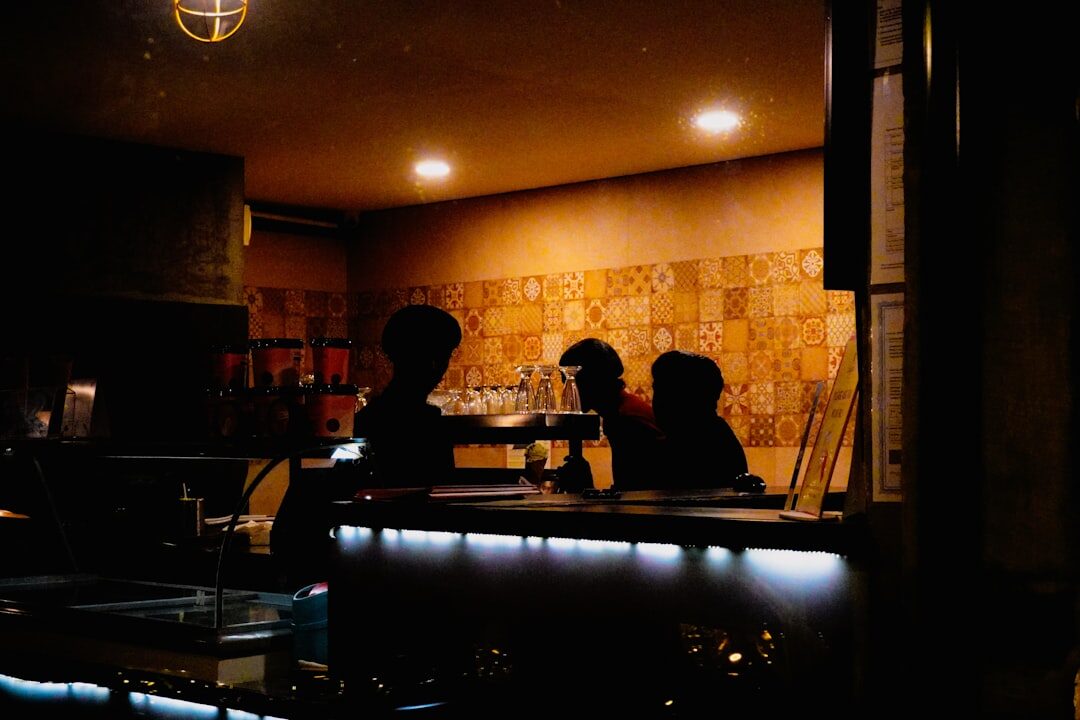 Clientes desfrutando da atmosfera do café