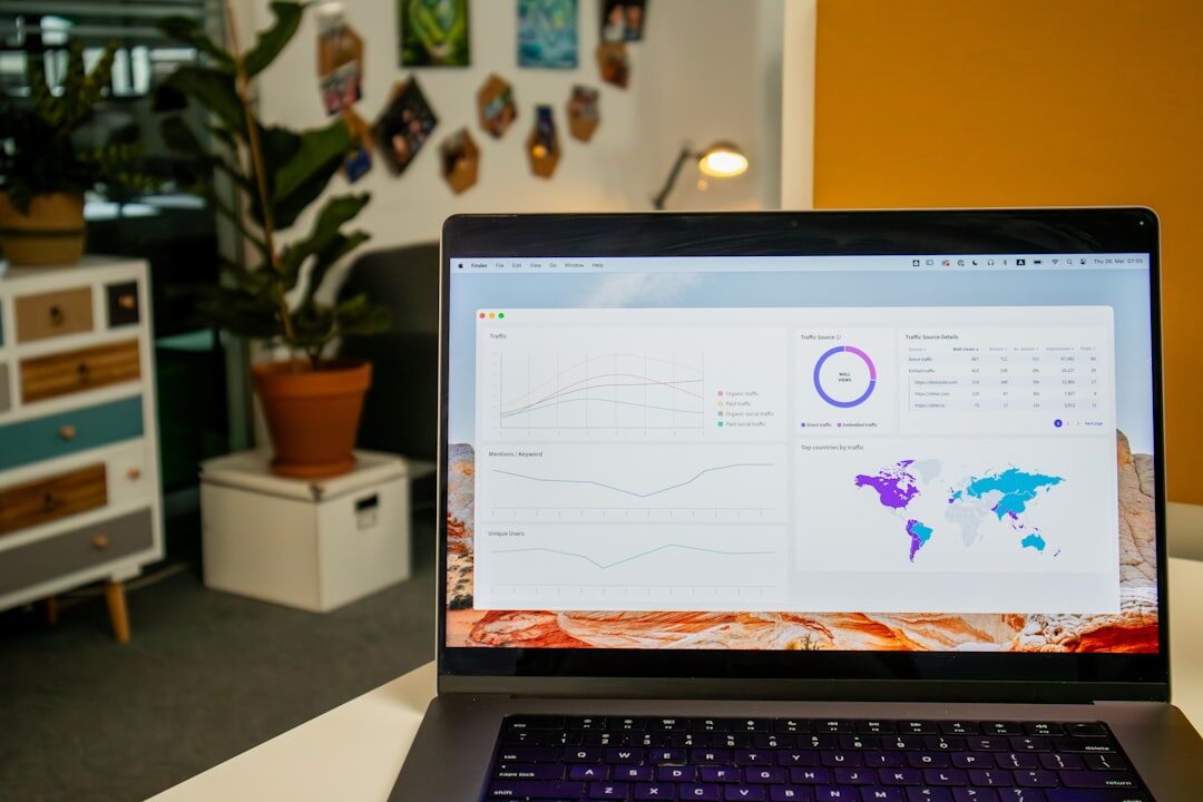Conceito de marketing digital com laptop