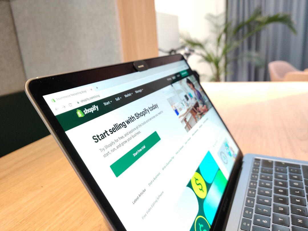 Consumidor explorando opções de compras online