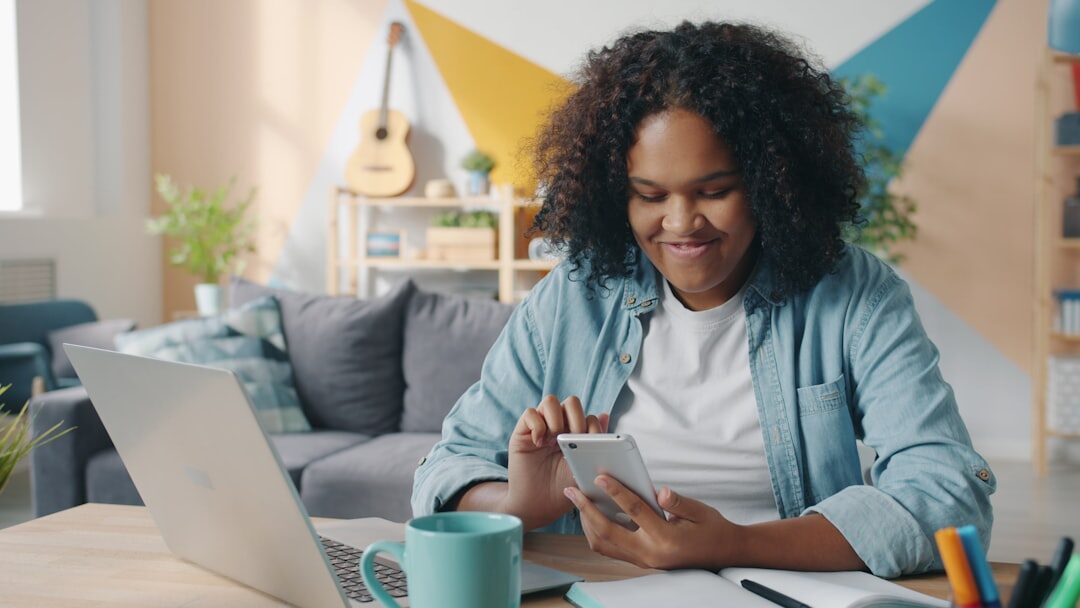 Consumidor navegando em compras online