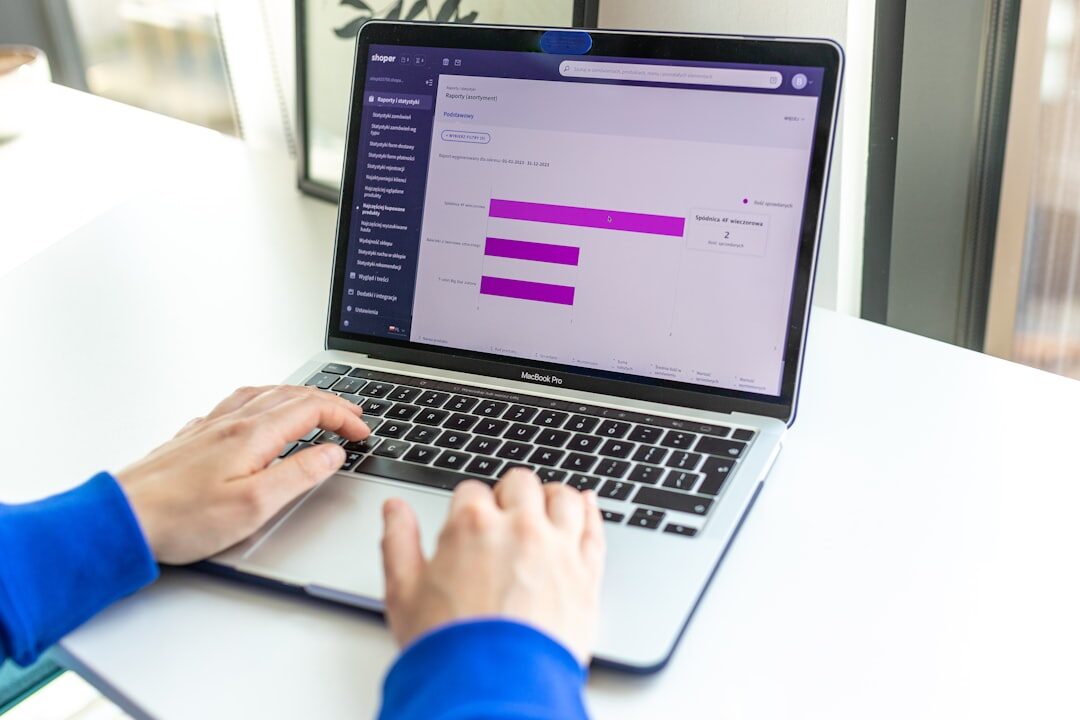 Consumidor navegando em loja online