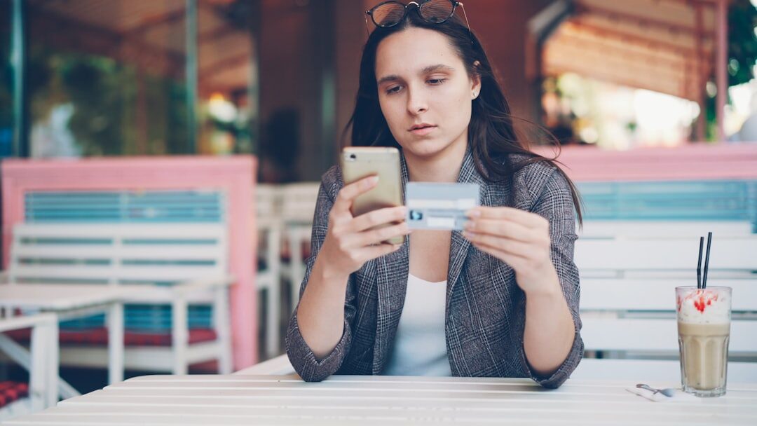 Consumidor utilizando smartphone para compras online