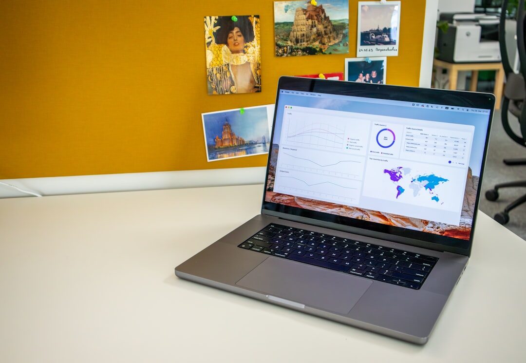 Dados analíticos em laptop