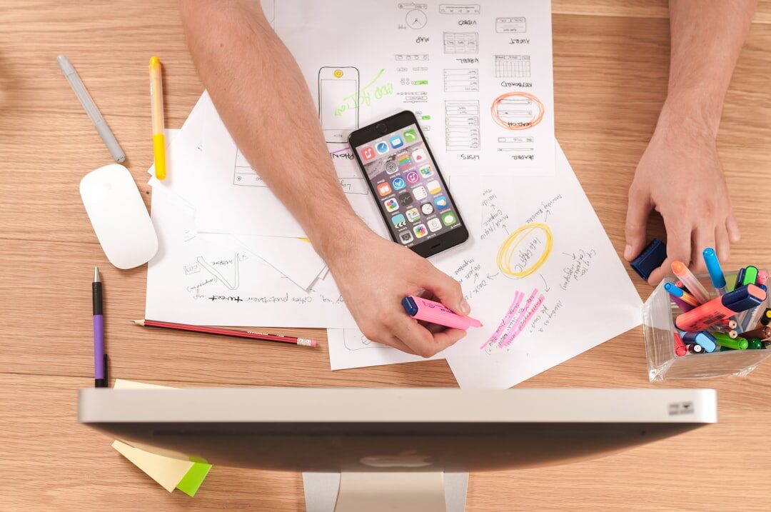 Designer criando site responsivo