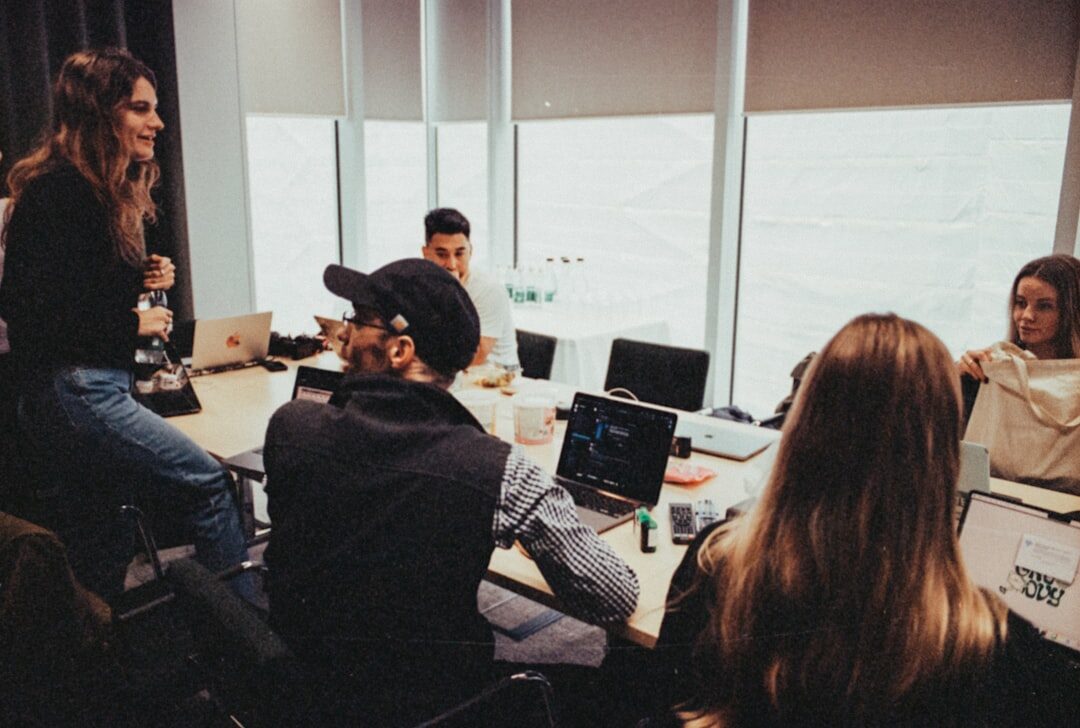Diversidade em equipe de marketing discutindo estratégias
