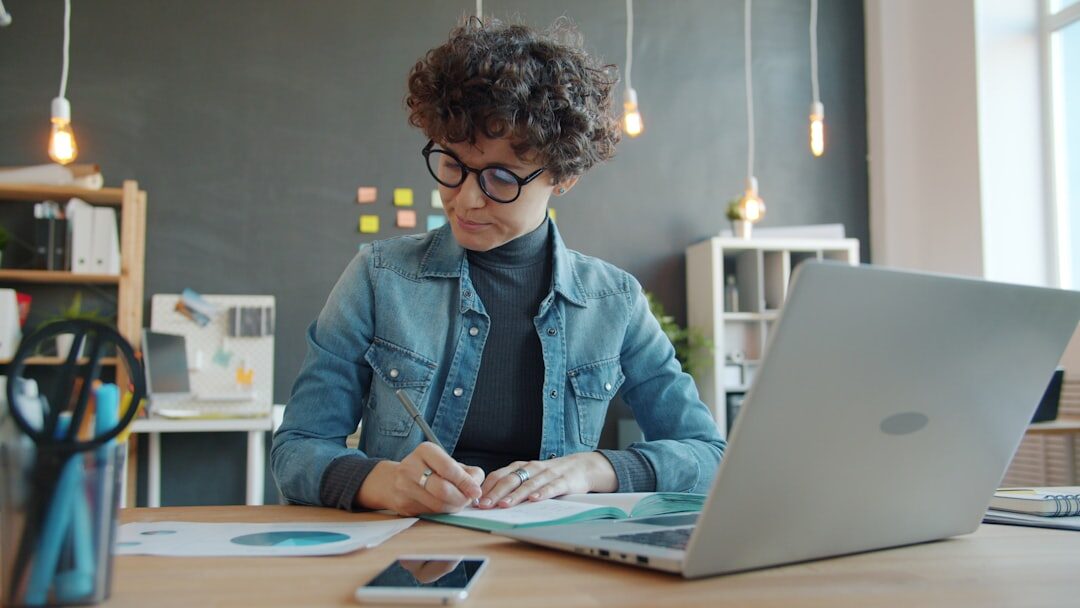 Empreendedor analisando anúncios pagos