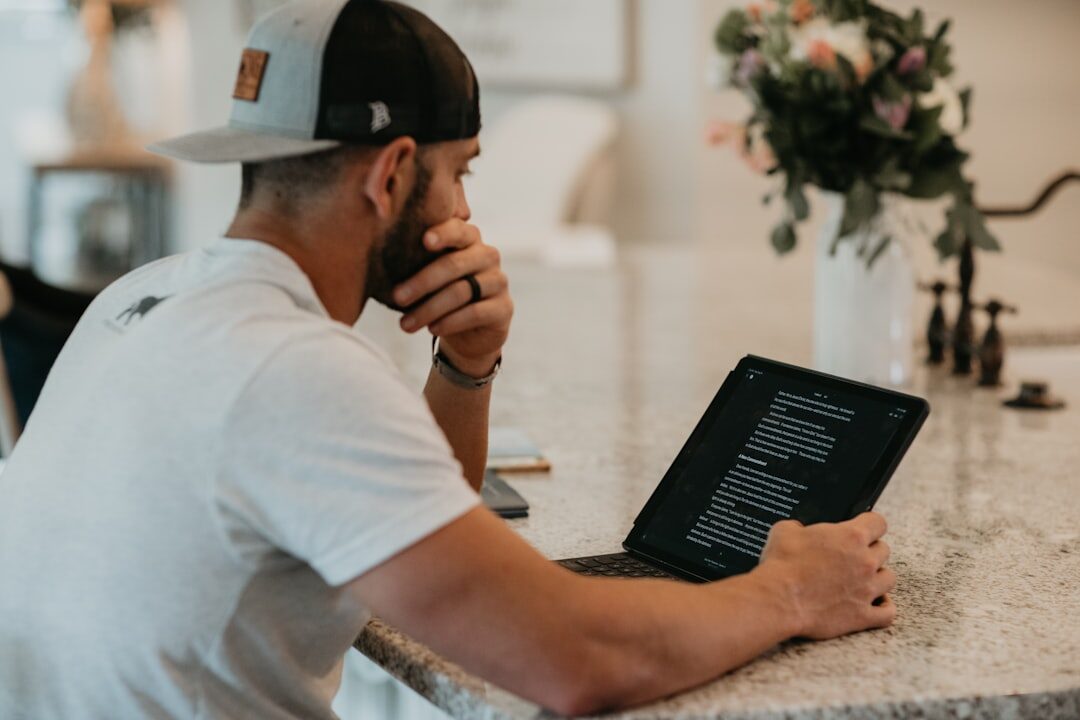 Empreendedor analisando dados de clientes