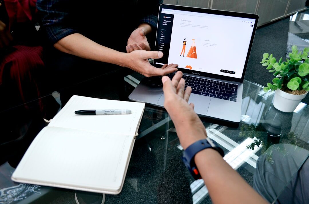 Empreendedor analisando dados de marketing