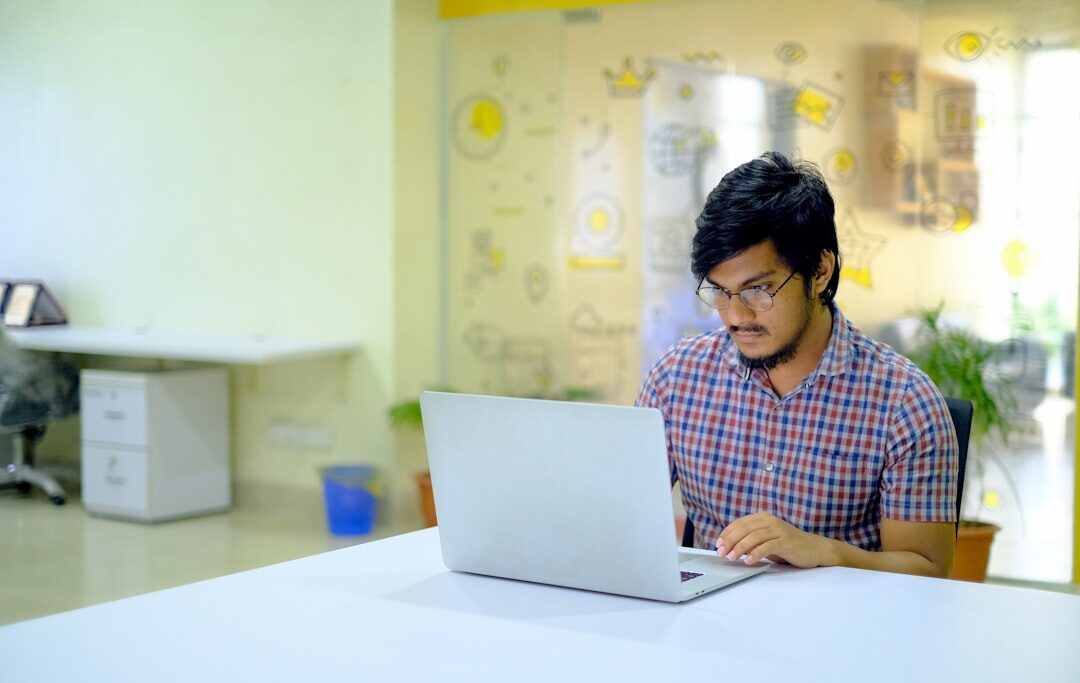 Empreendedor analisando dados de marketing