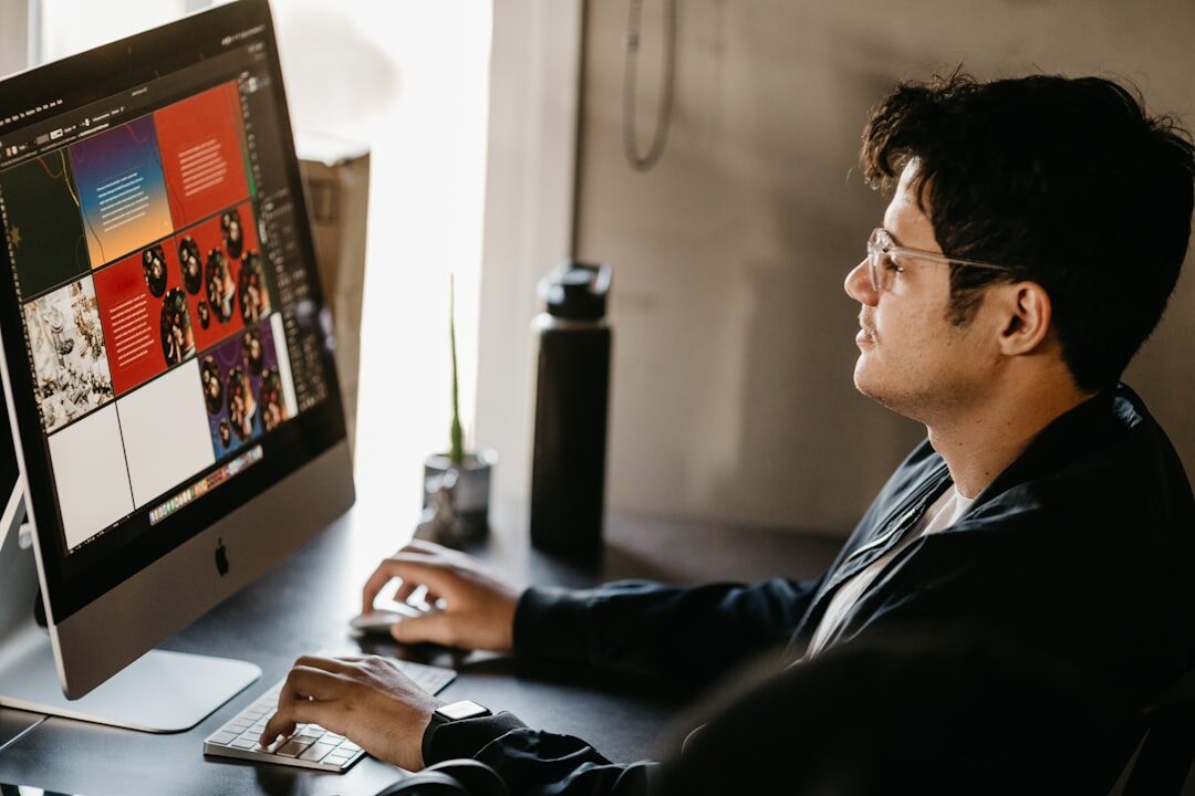 Empreendedor analisando desempenho do site