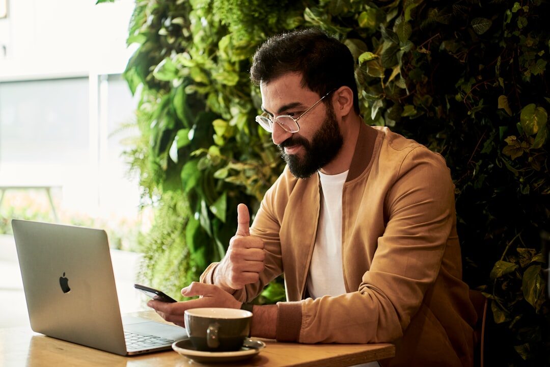 Empreendedor analisando feedback dos clientes