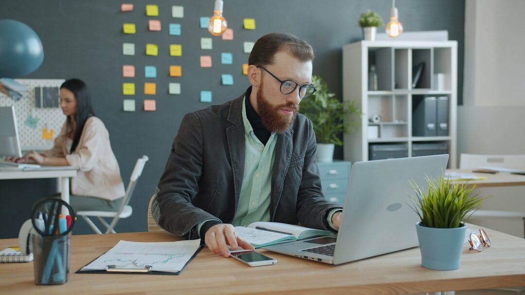 Empreendedor analisando métricas de marketing digital