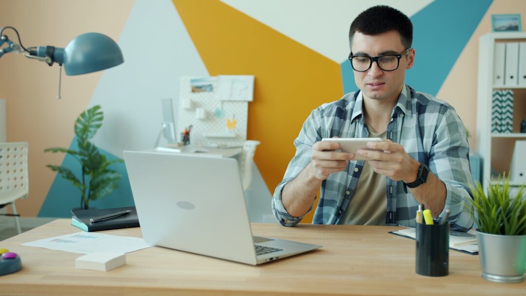 Empreendedor analisando métricas de marketing digital