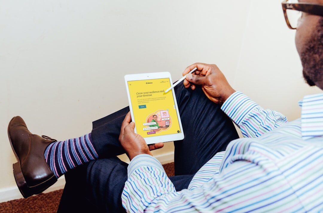 Empreendedor analisando métricas de marketing digital