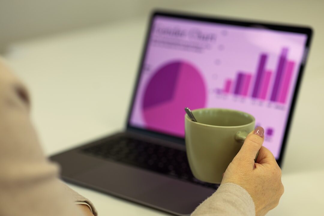 Empreendedor analisando métricas de redes sociais