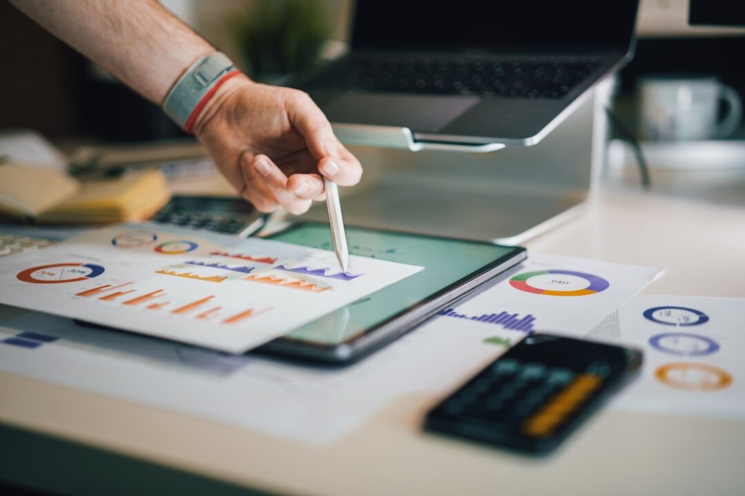 Empreendedor analisando painel de anúncios pagos