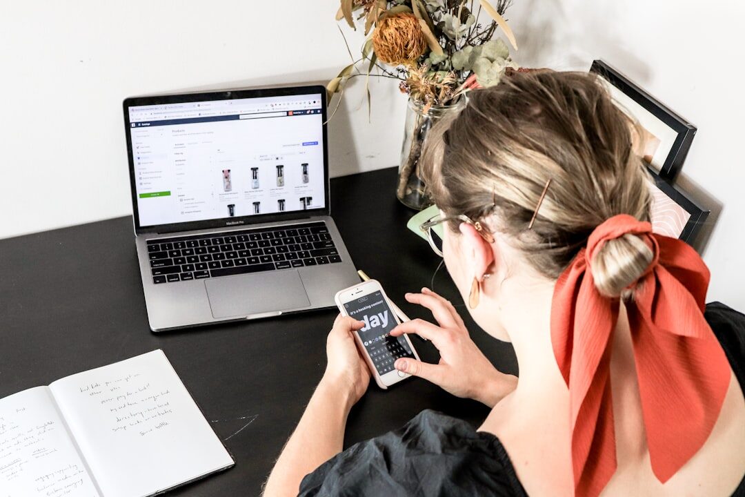 Empreendedor analisando resultados de marketing