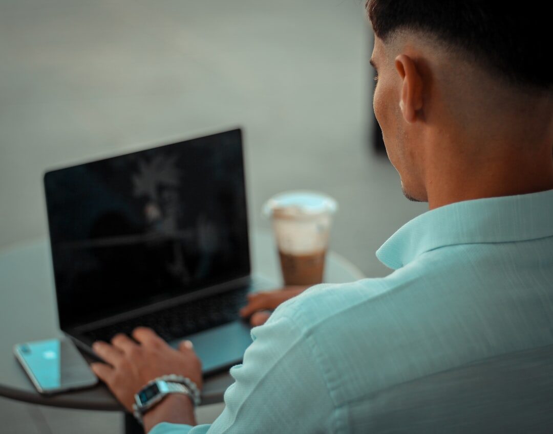 Empreendedor engajando audiência online