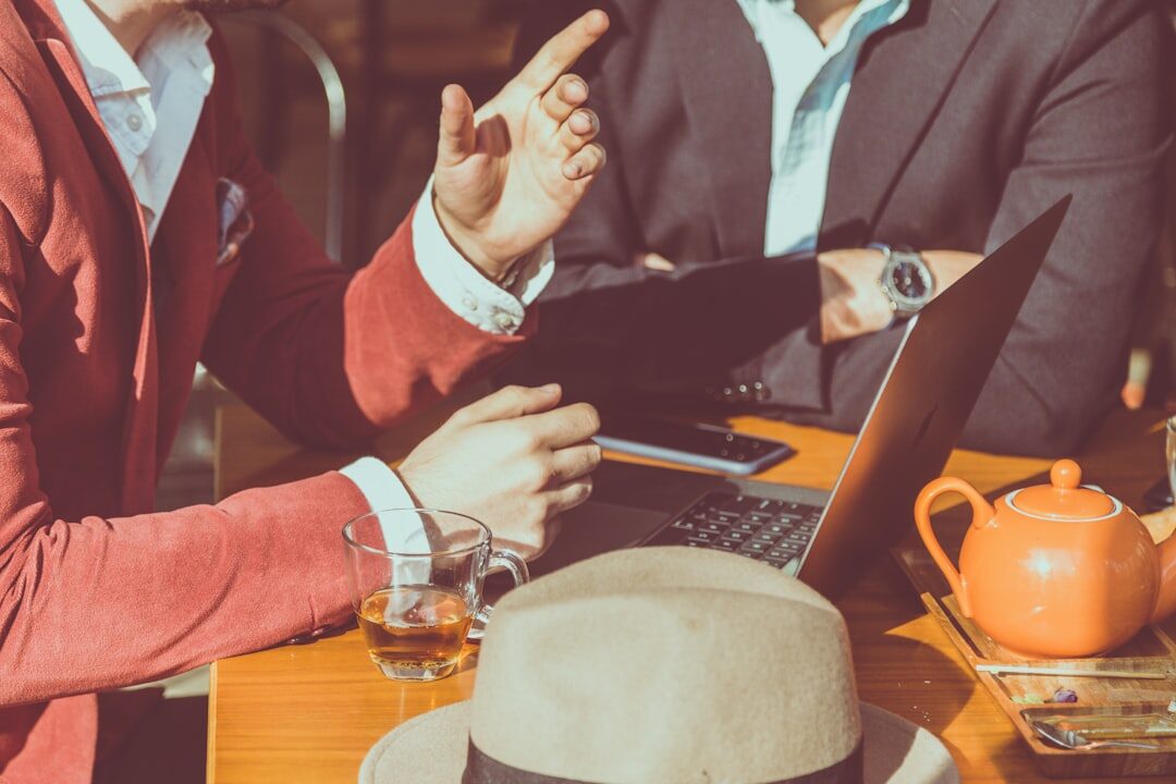 Empreendedor estudando o comportamento do cliente