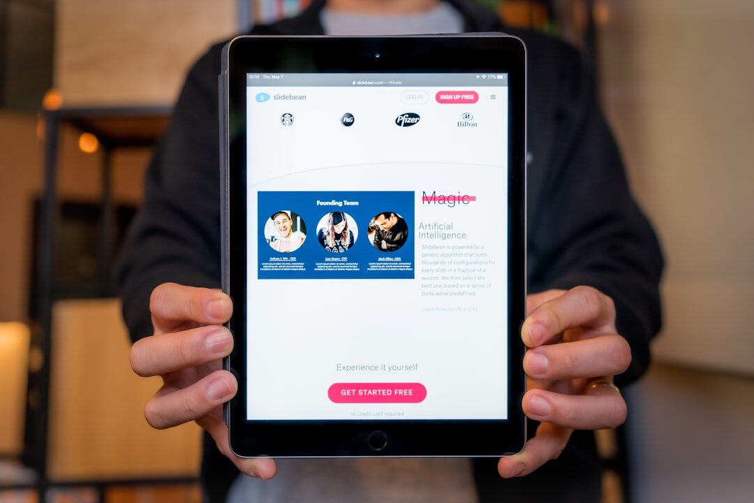 Empreendedor moderno projetando um site