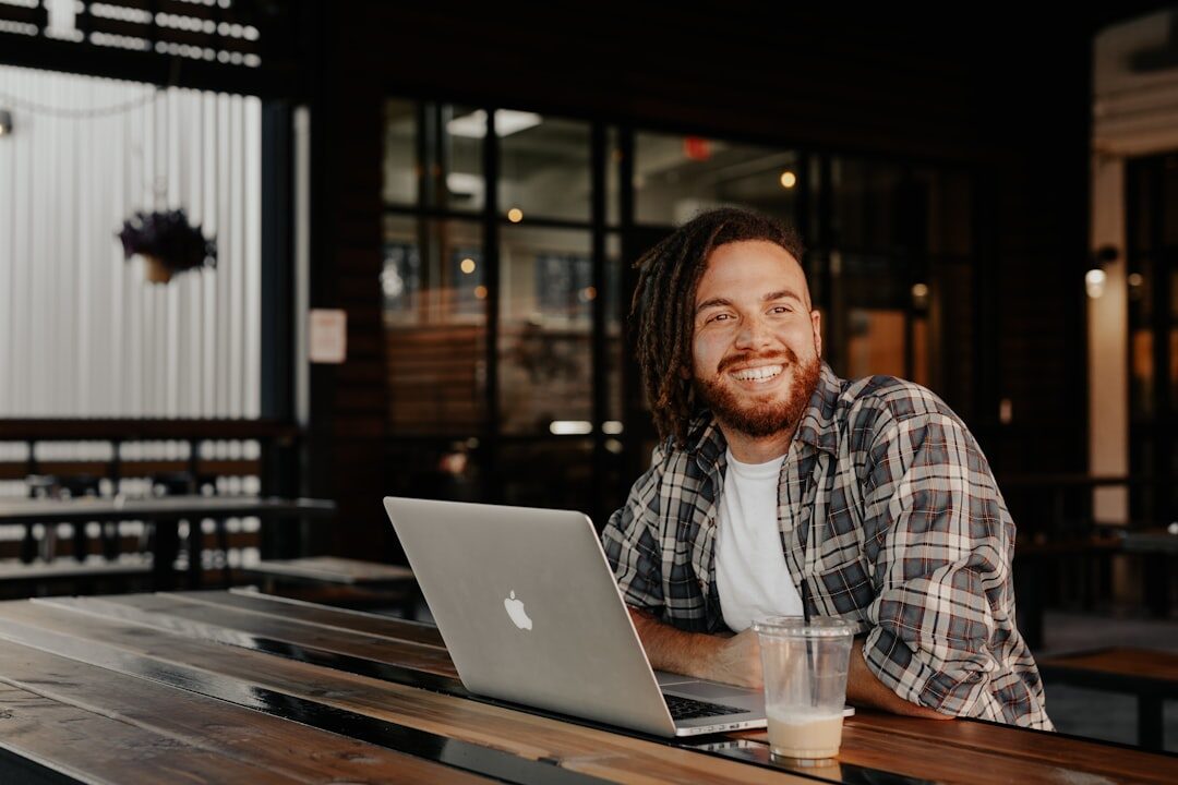 Empreendedor usando laptop para marketing digital