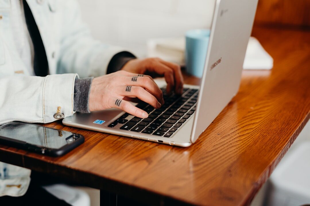 Empreendedor utilizando laptop para marketing digital