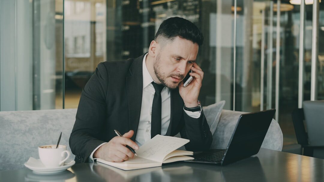 Empresário analisando desempenho de anúncios