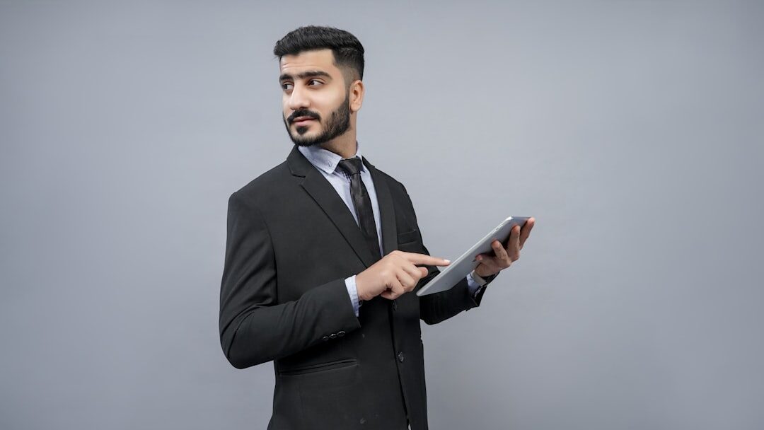 Empresário analisando resultados de anúncios