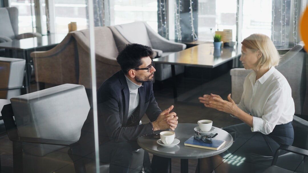 Empresário discutindo estratégias de marketing