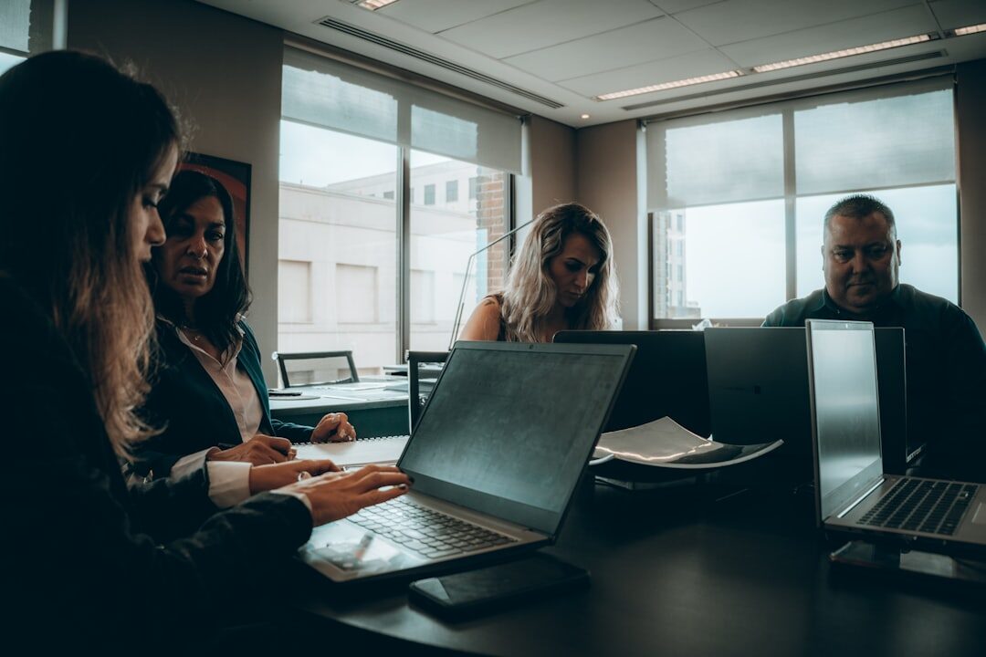 Equipe analisando dados de marketing digital