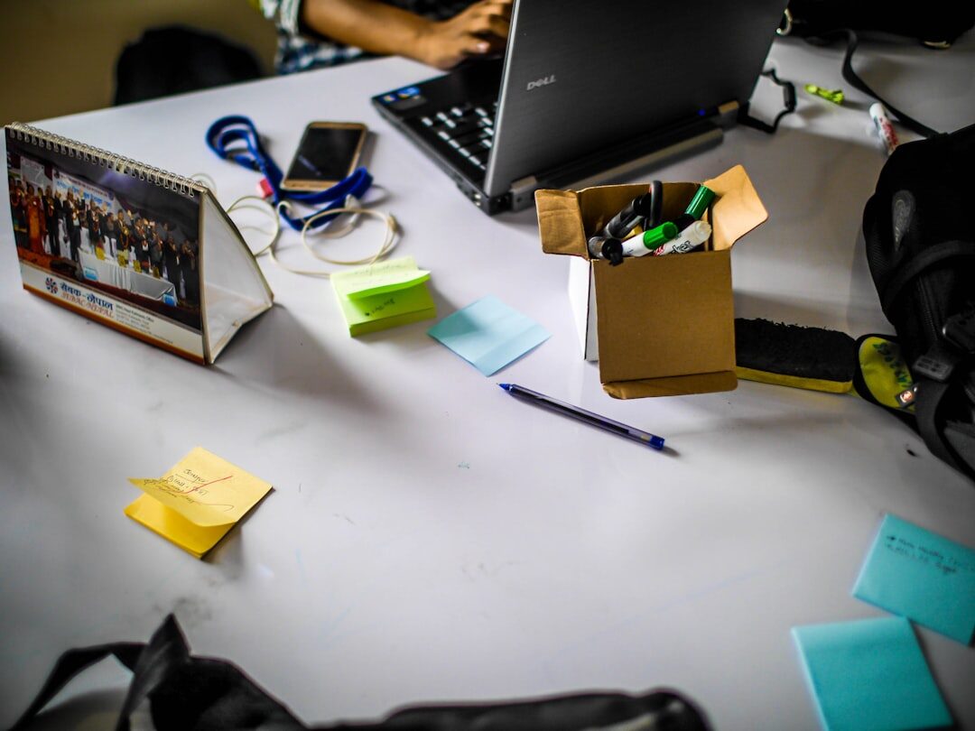 Equipe brainstormando conteúdo para redes sociais
