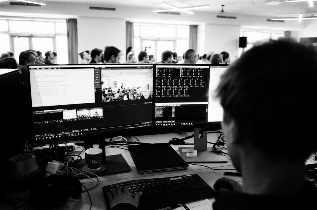 Equipe criando conteúdo digital