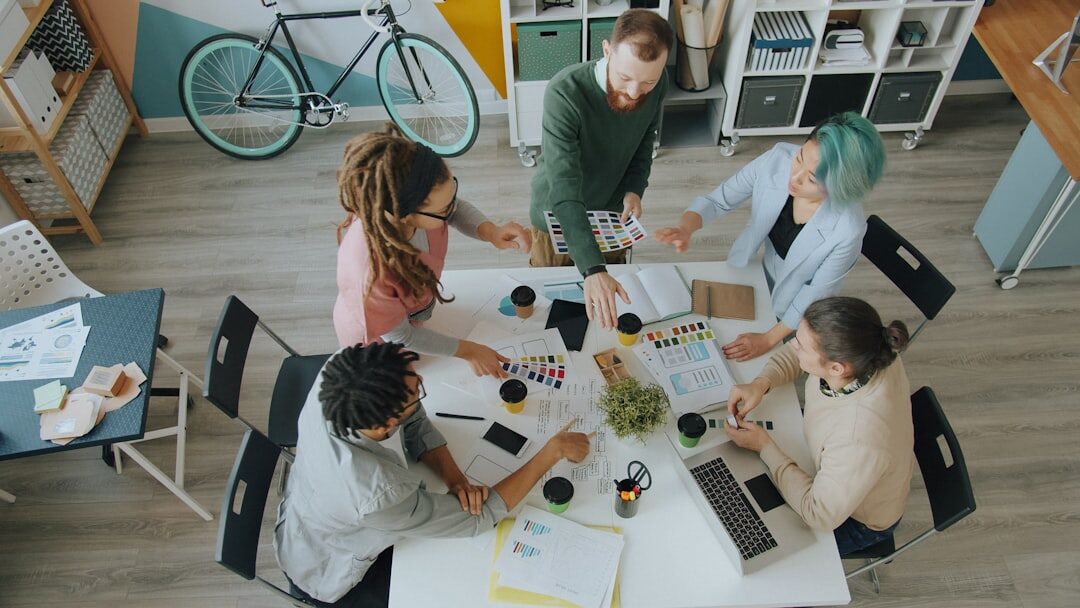 Equipe criativa elaborando estratégias de marketing