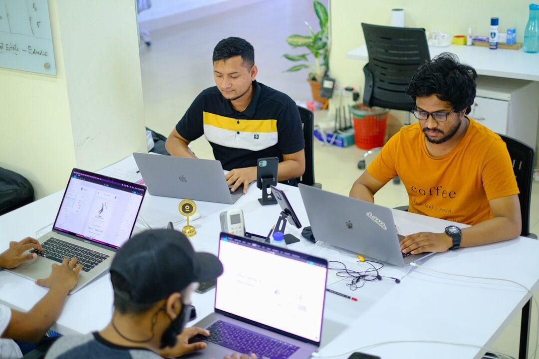 Equipe de desenvolvimento web colaborando em projeto
